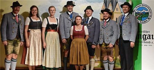 An der Spitze der Gauvereine stehen (von links): Gauvorsitzender Pankraz Perfler, Maria Huber, Barbara Sigl, Rupert Treml, Vroni Bauer, Sepp Brem, Sebastian Mühlhuber und Sebastian Gaar.Foto re