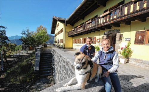 Angie und Mike Sebrich mit ihrem Hund Toni. Die beiden freuen sich, dass sie in ihrer Herberge in Bayrischzell-Sudelfeld wieder Schüler empfangen dürfen. Foto Schmidt