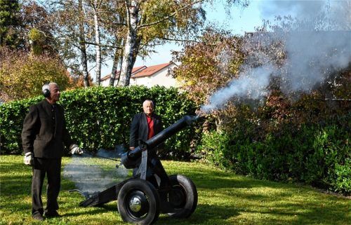 Arbeiten schon seit vielen Jahren eng zusammen: Anton Daurer (links) und Rudolf Hötzel, Vorsitzender des Krieger- und Soldatenvereins in Rosenheim mit der Kartuschenkanone. Foto Schlecker
