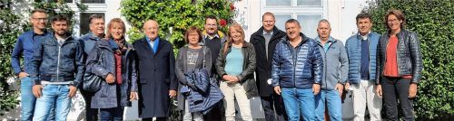 Arbeitstreffen auf der Fraueninsel: Acht Gemeinderäte, vier Mitarbeiter aus der Verwaltung und Bürgermeister Christian Glas (Fünfter von links) beraten auf der Klausurtagung. Foto Gemeinde Eggstätt