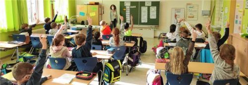 Auch mit Maske fleißig am Lernen: die vierte Klasse an der Grundschule in Westerndorf St. Peter. Foto  schmöller