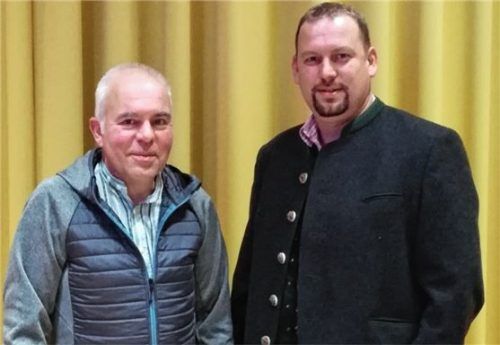 Auf eigenen Wunsch wurde Bernhard Voigt-Weichselbaumer (links) aus dem Gemeinderat Großkarolinenfeld entlassen. Für ihn rückt in der nächsten Sitzung Leonhard Krichbaumer nach. Foto re