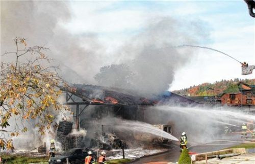 Auf rund 1,5 Millionen Euro schätzt die Polizei den Schaden eines Großbrandes bei Irschenberg. Foto Reisner