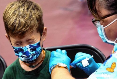 Augen zu und durch: Ein Kind wird in den USA gegen das Coronavirus geimpft. Foto dpa