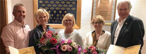 Aus ihren Ämtern verabschiedet: (von links) Heidi Wullinger, Sieglinde Fauler und Silvia Gätcke wurden von den Vorsitzenden des SVN, Siegfried Zacher (rechts) und Stefan Niederthanner, für ihre Arbeit gewürdigt. Foto Foto: Steffenhagen