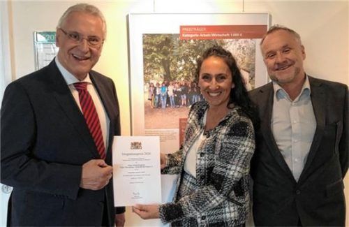 Ausgezeichnet: Innenminister Joachim Herrmann (links) überreichte die Urkunde an Christine Domek-Rußwurm und Hans Mitterer. Foto re