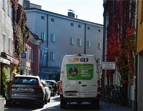 Autos, die nur wenige Meter an der Bestuhlung vorbeifahren, ärgern viele Besucher der Weinstraße. Foto Schlecker