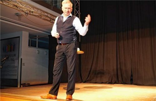 Bayerisch-pragmatisch: Kabarettist Christian Springer auf der Bühne in Raubling.Foto Sönmez