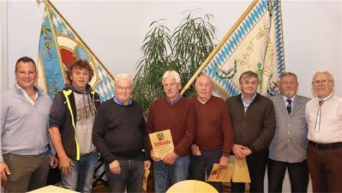 Bei der Ehrung: (von links) Bürgermeister Christian Weyrich, Rudi Seibert, Josef Hoffmann, Erich Gottwald, Kurt Kellner, Thomas Mitterberger, Vorsitzender Siegfried Oswald und Oswald Maier. Höpflinger
