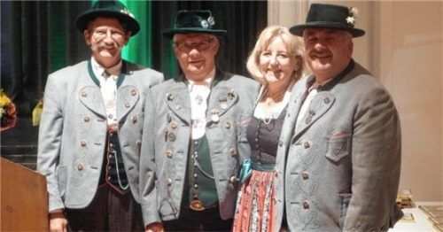 Bei der Ehrung: (von links) stellvertretender Vorsitzender Wast Voit, die Vereinsmitglieder Georg Huber und Christine Wandl sowie Kassier Herbert Klinghuber.Foto re