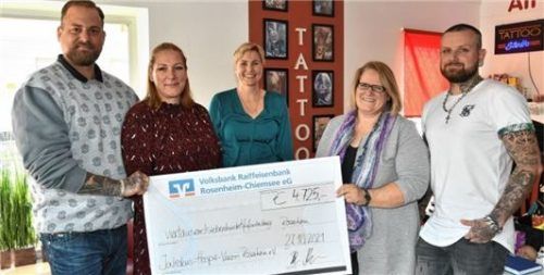 Bei der Übergabe: (von links) Benjamin Attenberger und Daniela Hackl vom Tattoostudio „Straight Line Tattoo“, Daniela Safajoo vom Ambulanten Kinderhospiz München, Barbara Noichl vom Jakobus Hospizverein Rosenheim und Ben Löchner, ebenfalls vom Tattoostudio.Foto  Schlecker