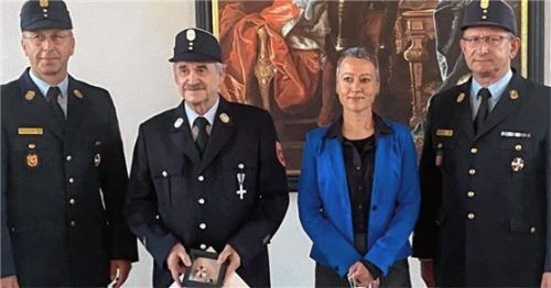 Bei der Verleihung (von links): Stadtbrandinspektor Mario Zimmermann, Josef Ober, Regierungsvizepräsidentin Sabine Kahle-Sander und Stadtbrandrat Hans Meyrl.Foto re