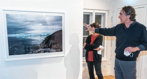 Bei der Vernissage in der Städtischen Galerie Traunstein erkundete der Fotograf und Schauspieler Stefan Hunstein im Gespräch mit dem Publikum die Wirkungen, die sein Fotozyklus „Im Eis“ bei den Betrachtern auslöst. Foto Effner