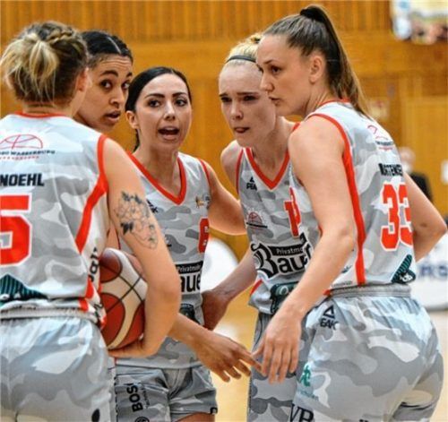Bei Wasserburgs Basketball-Damen gibt es einiges zu besprechen. Foto Gabi Hörndl