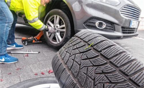 Beim Räderwechsel in der Werkstatt sollte der Autobesitzer darauf achten, dass auf einem Zettel am Armaturenbrett die zulässige Höchstgeschwindigkeit der Reifen vermerkt ist. Foto Autoren-Union Mobilität/HUK-Coburg