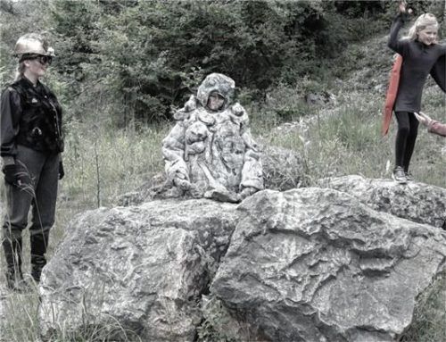 Beim „Weisen Stein“ spielen die Darsteller.