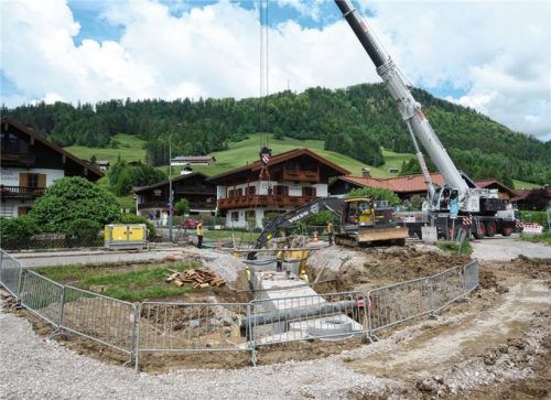 Bereits fertiggestellt ist der Ausbau des Wildbachs Pötschgraben (unser Bild zeigt die im Juni erfolgten Arbeiten am Straßendurchlass Chiemseestraße). Foto Hauser