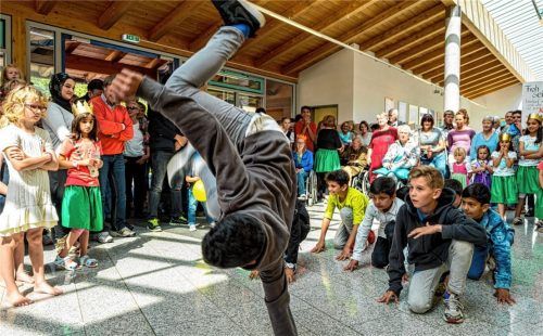 Bessere Zeiten: Beim Sommerfest 2016 führen Asylanten-Kinder gemeinsam mit deutschen Kindern in der Samerberger Grundschule Tänze auf. Seit der Pandemie sind solche Begegnungen kaum noch möglich. Foto Nitzsche