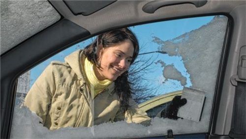 Beste und sicherste Lösung ist laut ADAC ein stabiler Eiskratzer aus Kunststoff. Foto Auto-Medienportal.Net/ZDK