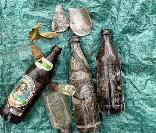Beweismittel vom Tatort: Neben Unmengen an Plastik finden die Schüler auch Glasflaschen.Foto Lechner