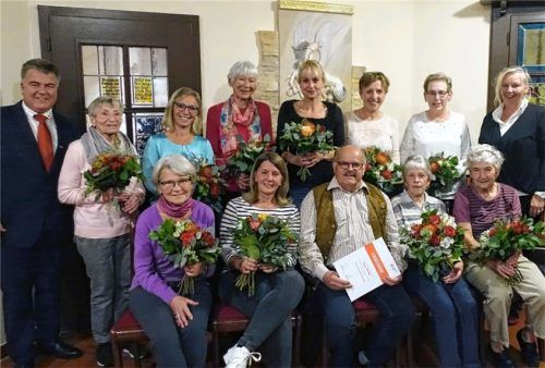 Blumensträuße und Urkunden für die freiwilligen Helfer: (hinten, von links) Kreisgeschäftsführer Direktor Martin Schmidt, Gertrud Scheck, Andrea Bartlsperger, Barbara Engel, Lisa Summerer, Susanne Heinrich, Margot Wunder und Gitti Baumann sowie (vorne, von links) Walburga Aigner,Andrea Hüwel, Chris Wunder, Irmi Nöhring und Berta Tange.Foto BRK