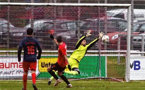 Bruckmühls Torhüter Markus Stiglmeir, der hier gegen Unterföhrings Bastian Fischer (Mitte) hält, sah die Rote Karte.Foto SV Bruckmühl