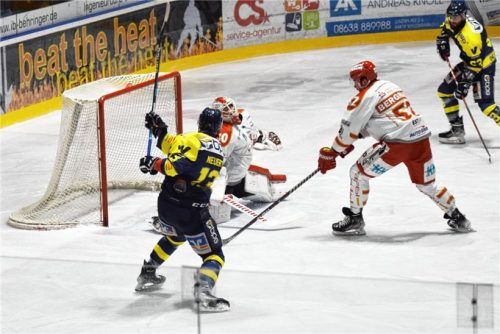 Chance für den EHC Waldkraiburg durch Christian Neuert, doch Miesbachs KeeperGeratsdorfer pariert. Foto Paolo Del Grosso