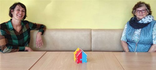 Christina Matousek (links) und Sissi Schott berichten im Mehrgenerationenhaus über ihre Erfahrungen. Foto Schmöller