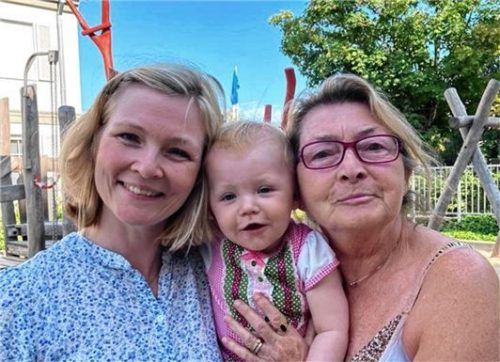 Da war der Ring noch da: (rechts) Sylvia Platzer mit Tochter Dania und Enkelin Karla Luise. Fotos Privat