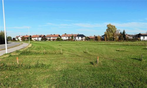 Das Baugebiet am Liesl-Karlstadt-Bogen ist schon abgesteckt, die Erschließung steht bevor. Jetzt schreibt die Marktgemeinde ihre 13 Bauparzellen aus, die über das „Soziale Wohnbaulandprogramm“ vergeben werden. Foto  Baumann