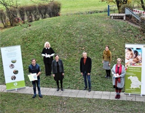 Das Coaching-Team (von links): Kita-Koch Markus Schuler mit der Urkunde über das erfolgreich absolvierte Bio-Regio-Coaching, Erzieherin Christine Latta, Irmi Prankl, Öko-Modellregion Hochries-Kampenwand-Wendelstein, Bio-Coach Hubert Bittl, Irmgard Reischl, Amt für Ernährung, Landwirtschaft und Forsten Ebersberg-Erding und Einrichtungsleitung Birgit Kreipl. Nicht auf dem Bild ist Kita-Verbundsleiter Markus Kahler.Foto Schönleber