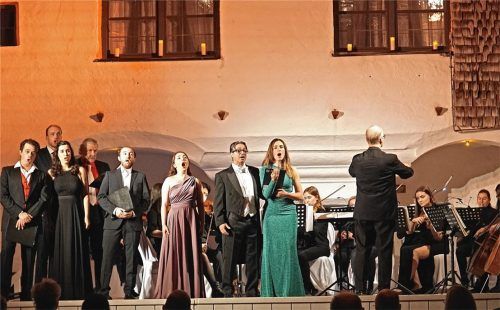 Das gesamte Ensemble mit Dirigent Stefano Seghedoni auf der Bühne im Schloss Amerang.Foto Pillatzki