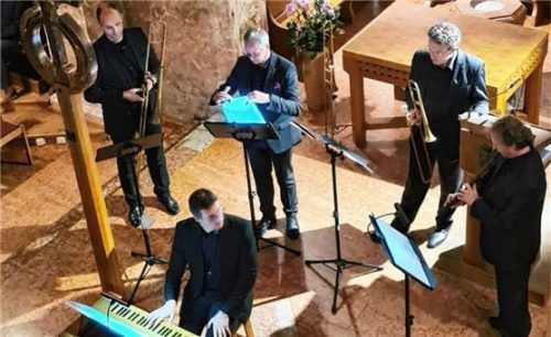 Das Grassauer Blechbläser-Ensemble in der Traunsteiner Auferstehungskirche hier im Altarraum mit Johann Schmuck, Wolfgang Diem und Christian Hörbiger, an der Truhenorgel Matthias Bertelshofer.Foto Giesen