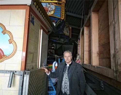 Das Kinderkarussell für den Rosenheimer Christkindlmarkt ist ordentlich auf einem Hänger verpackt, eine Bude auf dem Nachbarhänger ist ebenfalls abmarschbereit. Beide bleiben in Christian Fahrenschons Halle in Rott stehen. Die Stadt Rosenheim wollte ein Zeichen gegen den rasanten Anstieg der Corona-Fallzahlen setzen, hat den Christkindlmarkt kurzfristig abgesagt. Für den Landesvorsitzenden der Schausteller und Marktbeschicker und seine Kollegen eine weitere Katastrophe.Foto Hampel