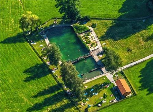 Das Naturbad Samerberger Filze erhielt aus den Mitteln der Leader-Förderung eine Wassertretanlage und ein Wegenetz. Foto Nitzsche