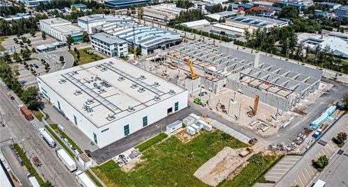 Das Netzsch-Firmengelände von Werk II aus der Vogelperspektive: Im Vordergrund ist die Metallproduktionshalle zusehen, dahinter die im Bau befindliche neue Montagehalle mit Hochregallager. Foto netzsch