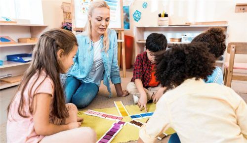 Das private Schulwesen genießt in Deutschland hohes Ansehen. Im Unterschied zu einer „normalen“ Schule werden zum Beispiel in Montessori-Schulen während der Freiarbeit in den ersten Stunden des Schultages in der Regel altersgemischte Gruppen zusammengestellt, während der gebundene Unterricht an Altersstufen orientiert durchgeführt wird. Für jede Entwicklungsphase gibt es das passende Material, das zum Entdecken, Forschen und Lernen anregt und motiviert. Foto adobe stock/lightfield studios
