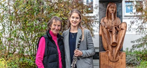 Das Werk aus Eiche steht vor dem Pruttinger Schulhaus. Nun wurde es von Marianne Kink (links) in Abwesenheit ihres zwischenzeitlich erkrankten Mannes Hermann und Modell Melanie Voringer-Kaffl eingeweiht. Foto Thomae