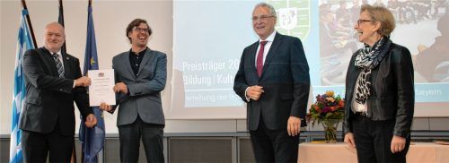 Den Integrationspreis in der Kategorie Bildung/Kultur erhielt die Grund- und Mittelschule Buchbach. Darüber freuen sich Buchbachs Bürgermeister Thomas Einwang, Schulleiter Dr.Simon Dörr, Innen- und Integrationsminister Joachim Herrmann sowie Regierungspräsidentin Maria Els (von links). Foto Roswitha Bergold (Regierung von Oberbayern)
