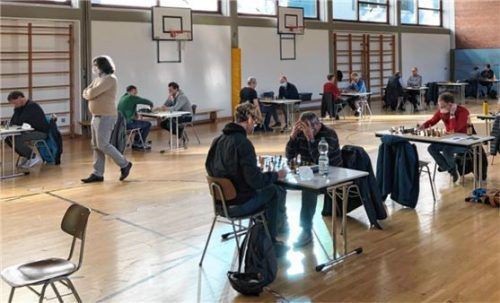 Der Beweis, dass Schach zu Recht im Bayerischen Landessportverband Mitglied ist: Der Wettkampf findet in der Turnhalle statt!Foto Heubusch