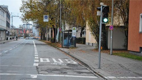 Der Busstreifen entlang der Gießereistraße ist inzwischen ganztägig für Autofahrer tabu. Foto Schlecker