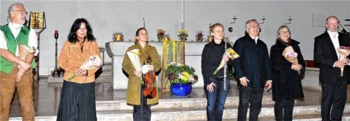 Der glückliche Komponist Walther Prokop (Dritter von rechts) inmitten seiner Interpreten: (von links) Herbert Gruber, Luitgard Hamberger, Monika Hagitte, Alice Guinet, Ursula Preißler und Herbert Weß. Foto Janka