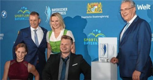 Der Kirchanschöringer Mono-Skifahrer Nikolai Sommer (Mitte) wurde beim Bayerischen Sportpreis mit dem „Jetzt-erst-recht-Preis“ ausgezeichnet. Foto Sebastian Widmann/StMI