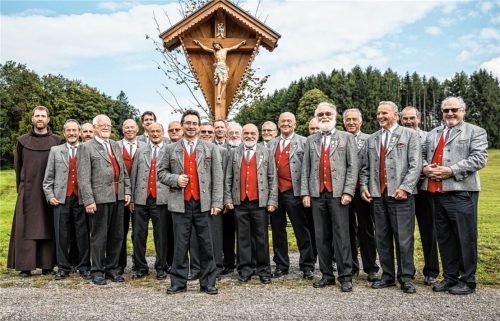 Der Männergesangverein von Kiefersfelden in voller Besetzung, mit Vorstand Josef Beham (Vierter von rechts).Foto  Albrecht