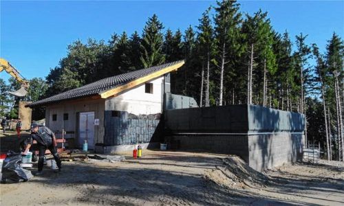 Der Neubau des Wasserhochbehälters in Pinswang ist in vollem Gange. 1,5 Millionen Euro soll das Ganze kosten, federführend ist die Gemeinde Rimsting. Die Gemeinde Riedering beteiligt sich anteilig an dem Projekt.Foto Kirchner