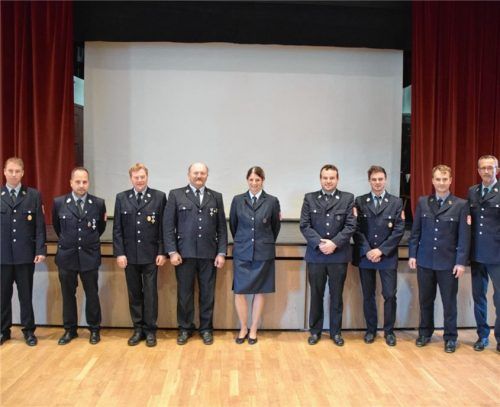 Der neue Vorstand der Feuerwehr Stephanskirchen: (von links) Johann Hiebl, Florian Beck, Günther Liebl, Christian Staber, Evelyn Orthofer, Markus Moser, Albert Fischbacher, Stefan Bauer und Bernhard Himmelstoß.Foto re