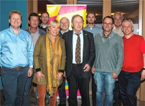 Der neugewählte Vorstand: (vorne, von links) Michael Linnerer, Martina Blank, Heinz Hilgendorf, Dirk Peschutter, Georg Resch sowie (hinten) Dr. Jörg Buse und vier von sechs Beisitzern.Foto  re