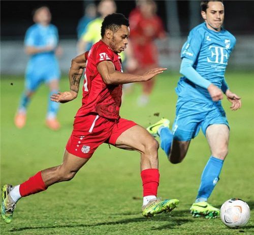 Der pfeilschnelle Mike Opara, hier gegen Karlsfelds Philipp Lorber, bereitete beide Traunsteiner Treffer vor.Foto Hans Weitz