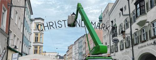 Der Schriftzug für den Rosenheimer Christkindlmarkt hängt seit gestern über dem Max-Josefs-Platz. Foto Heise