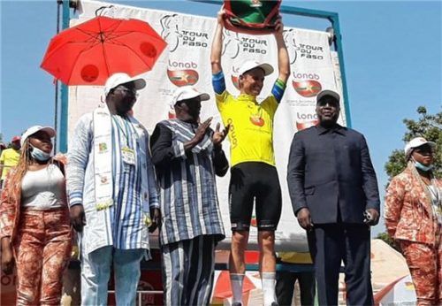 Der Siegsdorfer Radprofi Daniel Bichlmann (Mitte) holte sich bei der Tour de Faso den Gesamtsieg.Foto Privat